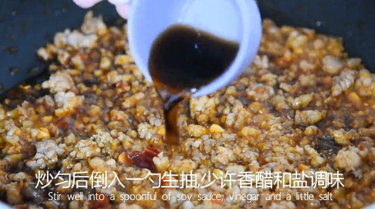 适合夏天在家做的家常菜——肉末蒸豆腐,炒匀后倒入一勺生抽，少许香醋和盐调味