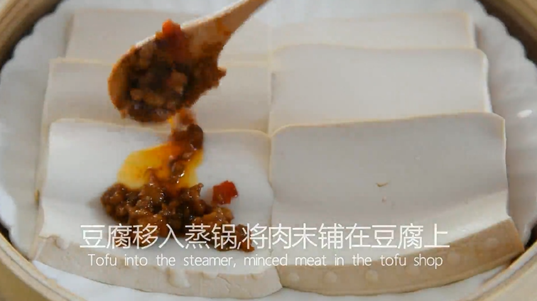 适合夏天在家做的家常菜——肉末蒸豆腐,豆腐移入蒸锅,将肉末铺在豆腐上