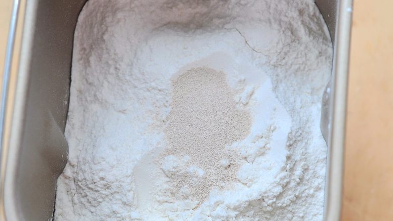 彩纹椰蓉土司,加入高粉,最上面放干酵母。