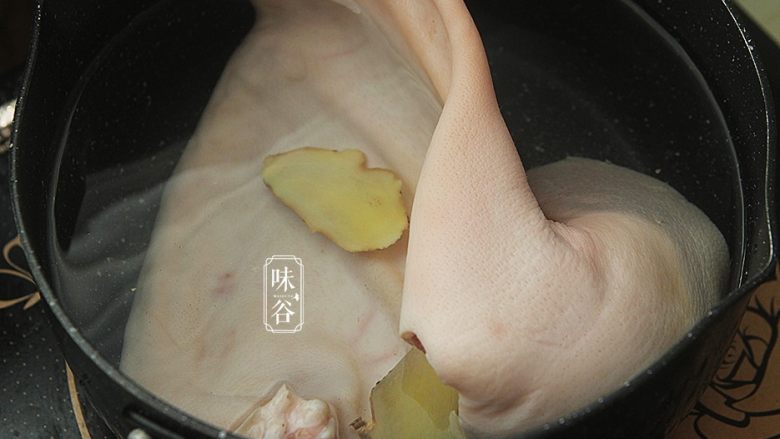 下酒小菜~凉拌猪耳,<a style='color:red;display:inline-block;' href='/shicai/ 4415'>猪耳朵</a>洗干净,除去杂毛后,冷水下锅,放入姜片;