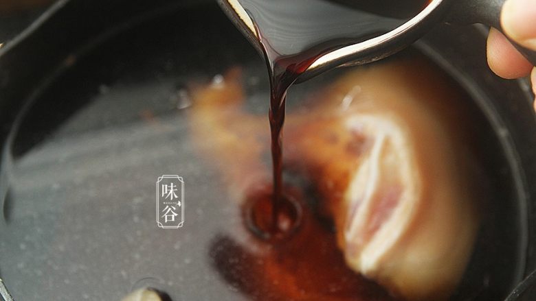 下酒小菜~凉拌猪耳,倒入<a style='color:red;display:inline-block;' href='/shicai/ 788'>生抽</a>;
