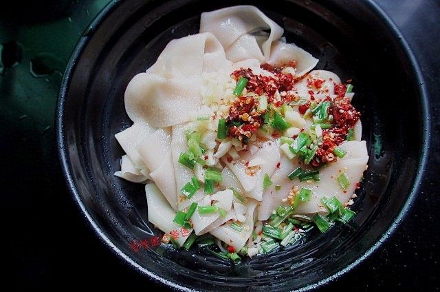 饺子皮变身油泼面,浇上热油，拌匀，即可食用