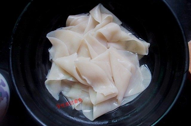饺子皮变身油泼面,把抻好的面皮吸入开水锅,煮熟。