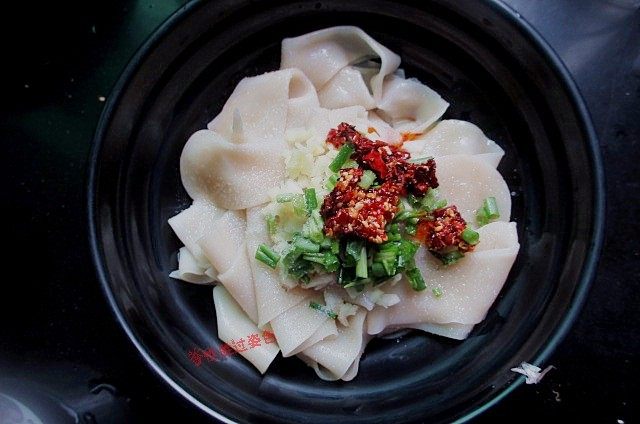 饺子皮变身油泼面, 煮好的面片盛到碗里调入由陈醋、生抽,精盐勾兑成的酸鲜味汁拌匀,撒上蒜末、葱花、辣椒碎或浇上油泼辣椒。
