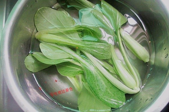 饺子皮变身油泼面,小青菜去根,清洗干净