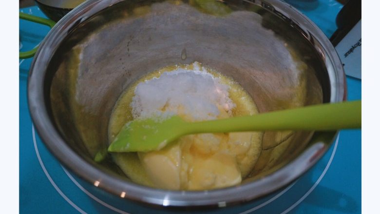 不一样的罗马盾牌,黄油+白糖混合,打蛋器一档打至蓬松、发白