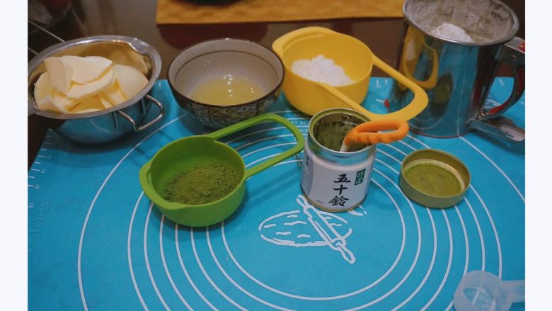不一样的罗马盾牌,准备好所有食材,我用的五十铃抹茶粉,味道极好。
面粉直接倒入面粉筛中
分离蛋清
<a style='color:red;display:inline-block;' href='/shicai/ 887'>黄油</a>室温软化备用