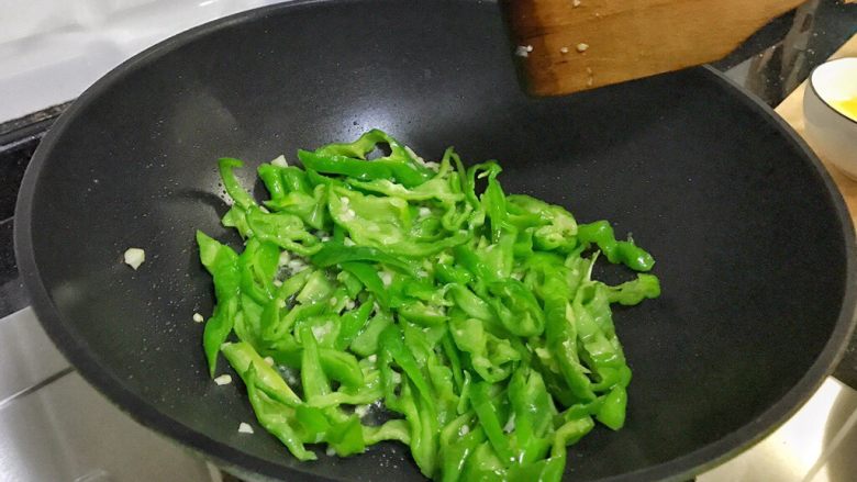 超满足便当(1),下辣椒 翻炒一会 然后放少许盐