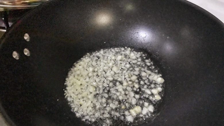 超满足便当(1),油五成热 放油之后稍微转一转锅 让油扩散一些 加入蒜末 炒出蒜香味