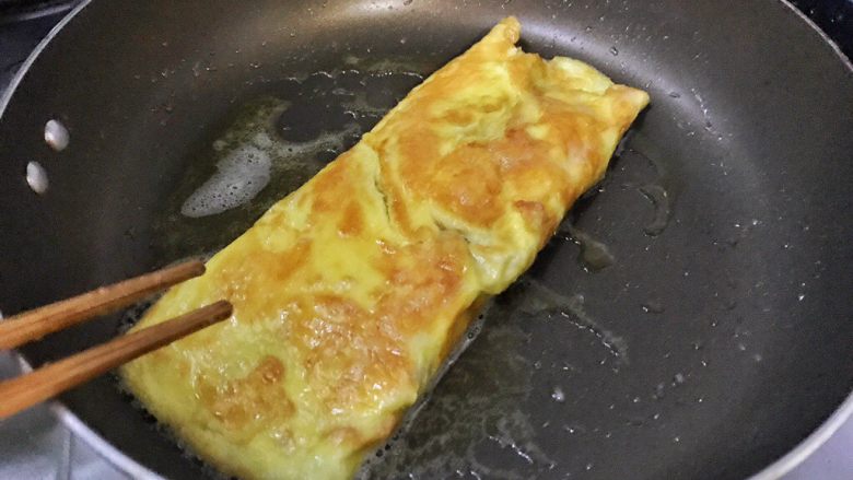 超满足便当(1),等卷起来之后等一会 就翻一个面再煎一会