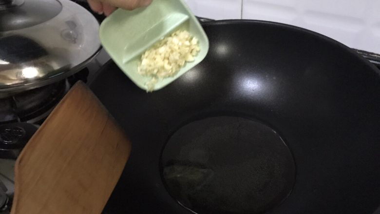 超满足便当(1),油热放入蒜末