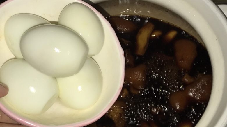 猪脚姜醋蛋,加入剥壳鸡蛋煮十分钟后熄火,最少泡一夜再食用会更入味