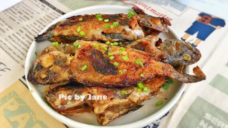 香煎斑鱼,水干后开盖,再把鱼两面煎香