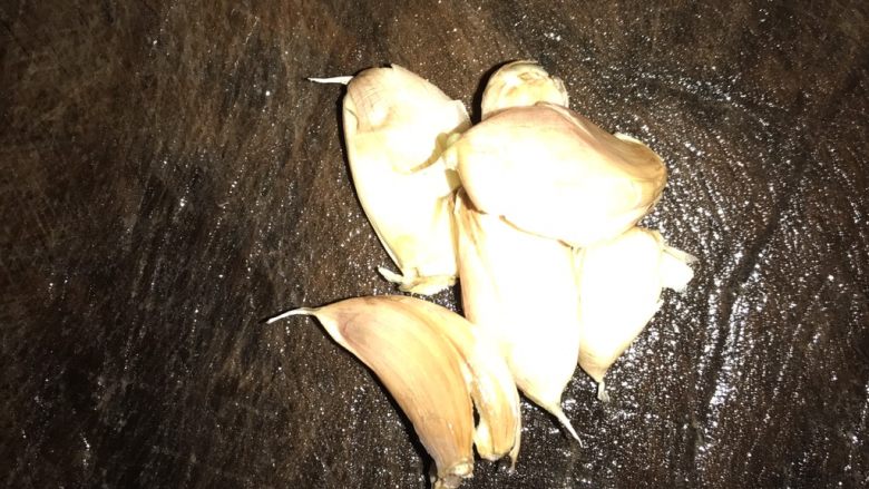香煎斑鱼,蒜头拍扁,不用去衣