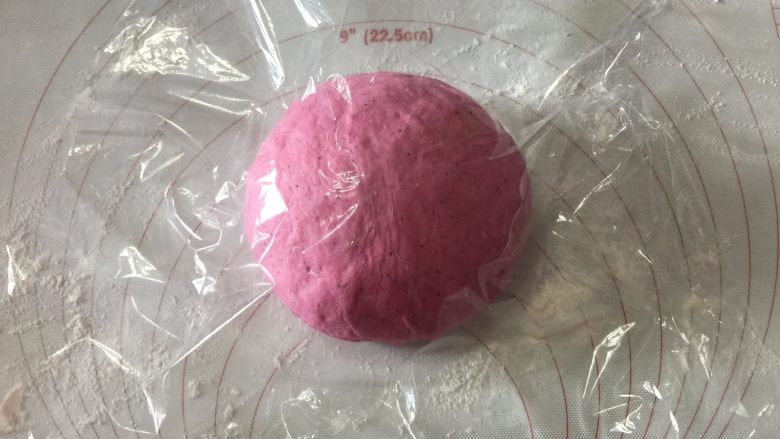 蝴蝶卷,把发酵好的面团压扁排气,再揉圆松弛10分钟