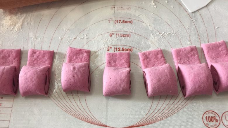 蝴蝶卷,再均匀地切成小段,我切了16个
