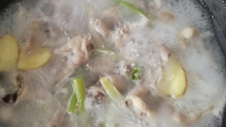白醋泡凤爪,烧至5――7分钟左右,不能把皮烧烂了,那样就没口感了😊
