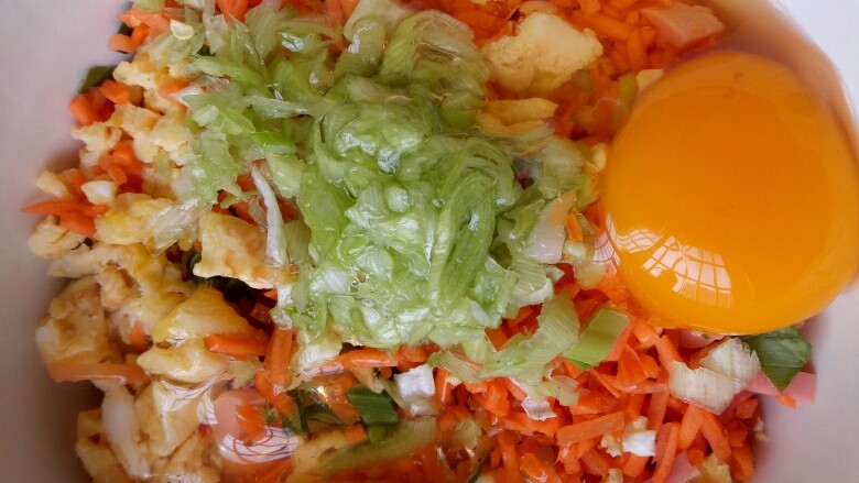 双饼鸡蛋夹菜,看菜的多少放入<a style='color:red;display:inline-block;' href='/shicai/ 9'>鸡蛋</a>!用力搅拌就可以了!