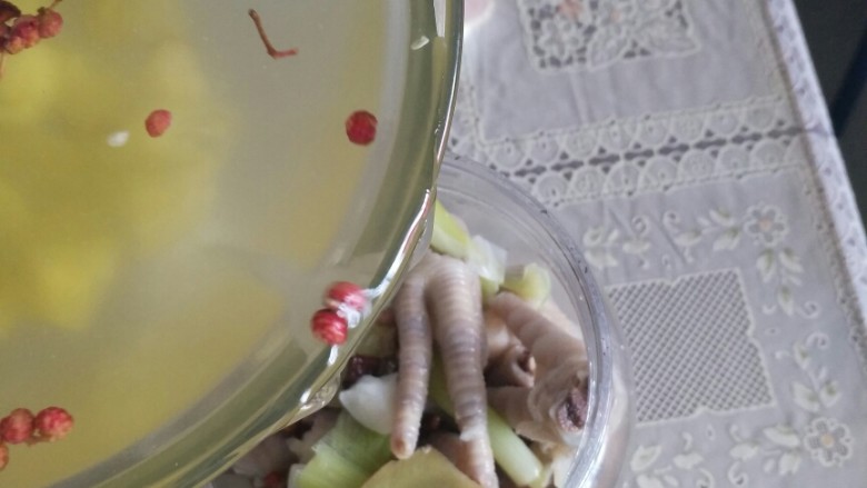 白醋泡凤爪,倒入罐中