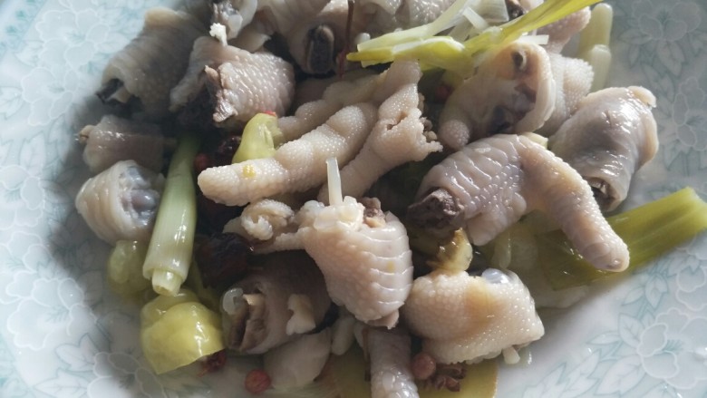 白醋泡凤爪,开吃吧!(如果吃不完,放冰箱密封能放4――5天没问题的)大家试试吧!感觉好!记得给我点赞哦😄