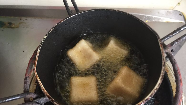 自制鱼豆腐,我还起个小油锅,加热适量油后,放入鱼豆腐