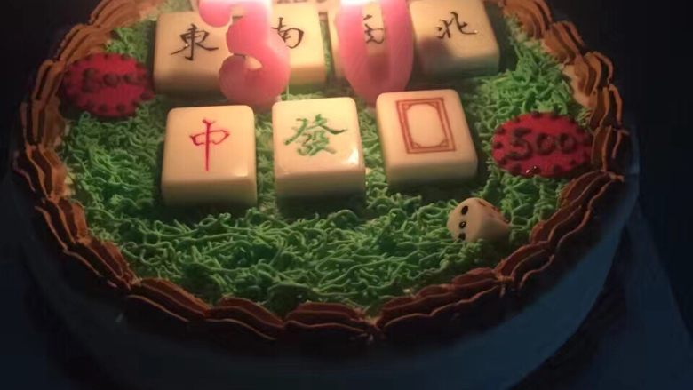 教你做麻将蛋糕,麻将牌会制作了… 裱花创意造型大家就可以自由发挥了!
