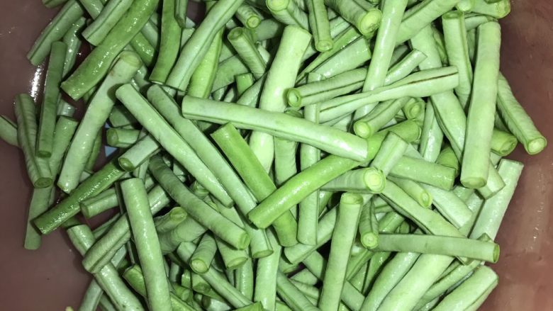 干煸豆角,<a style='color:red;display:inline-block;' href='/shicai/ 3639'>豆角</a>洗净切条
