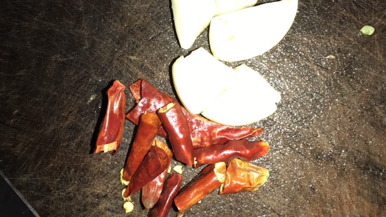 干煸豆角,<a style='color:red;display:inline-block;' href='/shicai/ 86474'>干辣椒</a>和<a style='color:red;display:inline-block;' href='/shicai/ 2795'>蒜头</a>