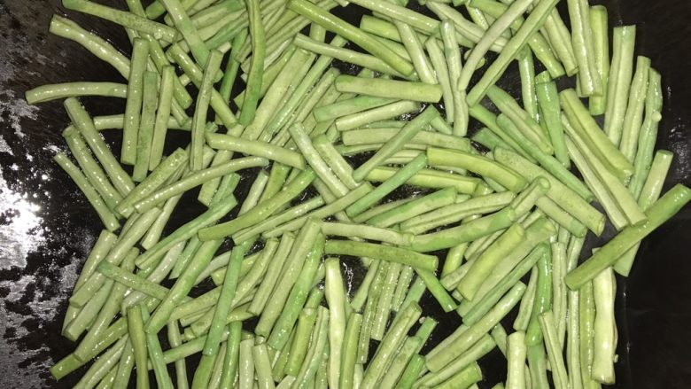 干煸豆角,豆角下油锅摊开，