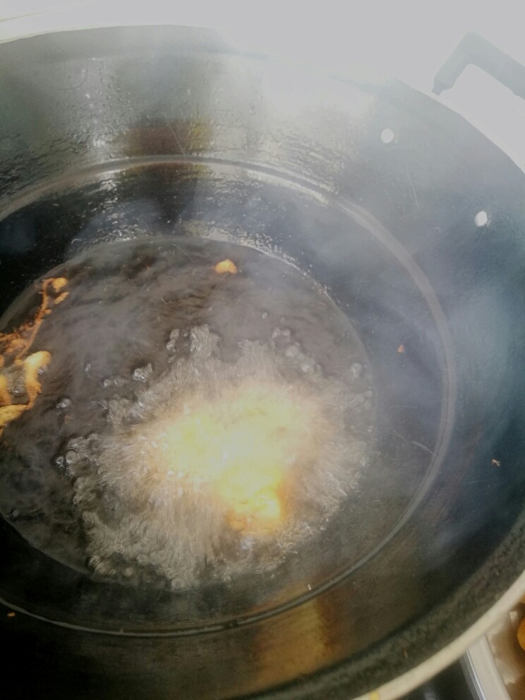 锅塌茄子,油大概6,7分热的时候下锅炸至金黄色。
