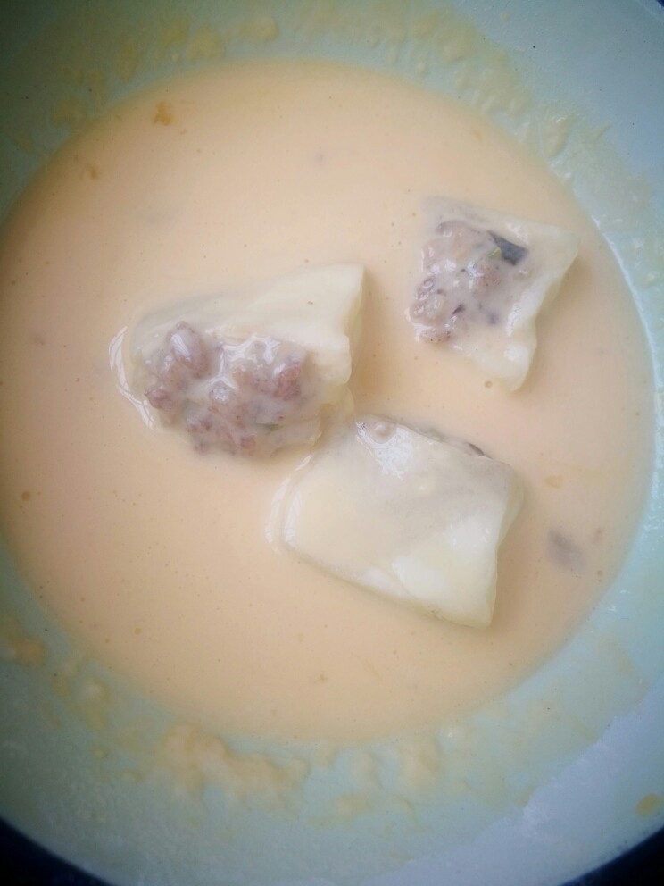 锅塌茄子,把蒸好的茄子在鸡蛋糊糊里裹一圈,挂满糊。