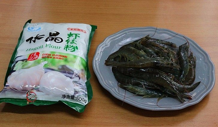 晶莹剔透又鲜又爽的水晶虾饺,备好主要食材，剥虾壳的小窍门：<a style='color:red;display:inline-block;' href='/shicai/ 301'>鲜虾</a>放进冰箱急冻格，冷冻半小时后取出，顺利剥壳，取虾线