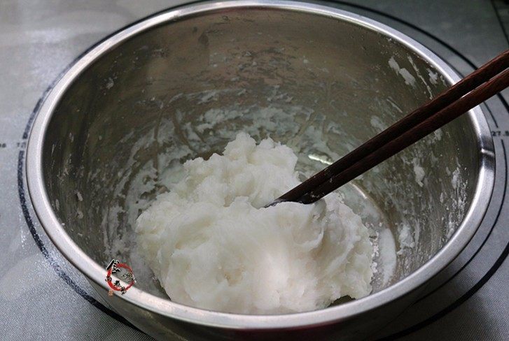 晶莹剔透又鲜又爽的水晶虾饺,用筷子搅拌均匀,成湿润的面糊