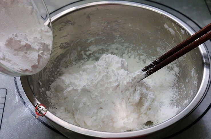 晶莹剔透又鲜又爽的水晶虾饺,再倒入150克虾饺粉混合,揉搓成光滑有弹性的面团