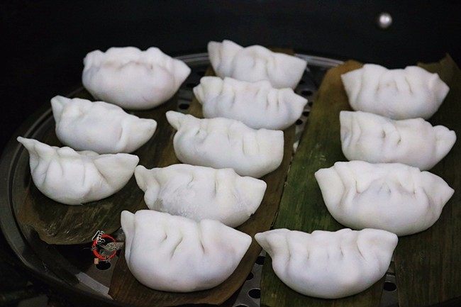晶莹剔透又鲜又爽的水晶虾饺,蒸锅的垫子上铺上粽叶或玉米皮防黏,不用涂抹食用油