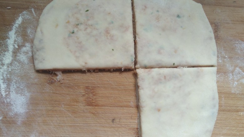 葱花肉饼,用刀分成四份！咿怎么少一块？？？？在哪里？？
