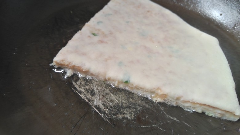 葱花肉饼,在锅里～～～～小火慢煎