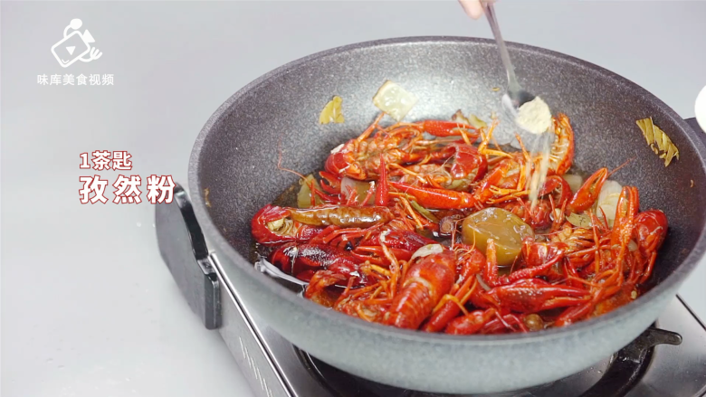 经典十三香小龙虾,这样做好吃到炸裂 , 加入一茶匙孜然