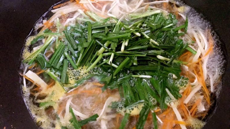 凉拌三丝,特别的味给特别的你,快出锅时加入韭菜焯一下水。