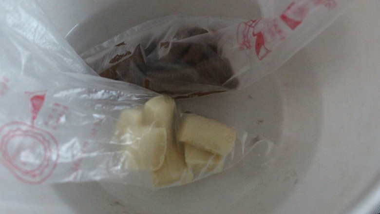 巧克力淋面西番尼,巧克力放入裱花袋,隔水融化