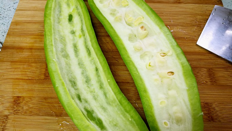 苦瓜排骨汤,<a style='color:red;display:inline-block;' href='/shicai/ 55'>苦瓜</a>洗净,对半切开,用勺子挖去瓜馕。