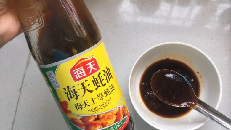 超级下饭的豆角焖饭,爱吃面食的北方人不容错过,耗油一勺,加水半碗,调匀