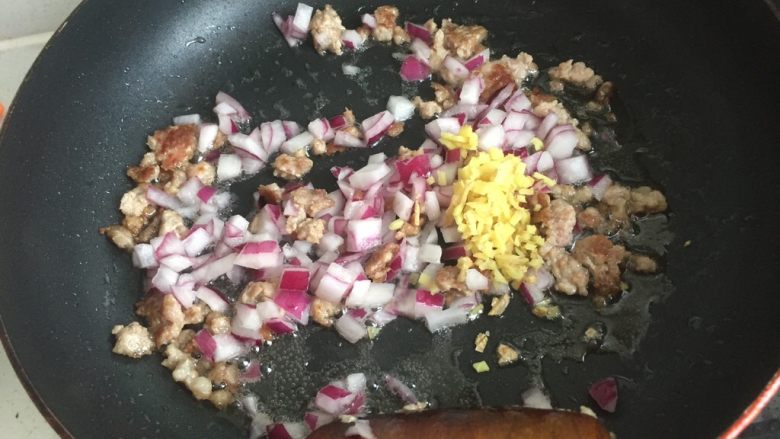 超级下饭的豆角焖饭,爱吃面食的北方人不容错过,加姜末,爆香