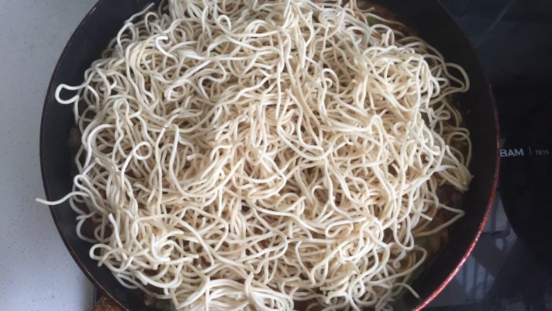 超级下饭的豆角焖饭,爱吃面食的北方人不容错过,把面条均匀的铺在豆角上,建议用不粘锅,刷锅省心。