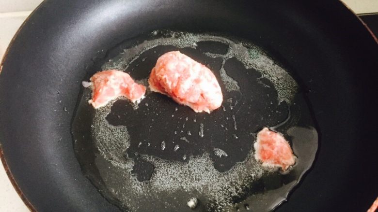 超级下饭的豆角焖饭,爱吃面食的北方人不容错过,先放肉,炒至金黄