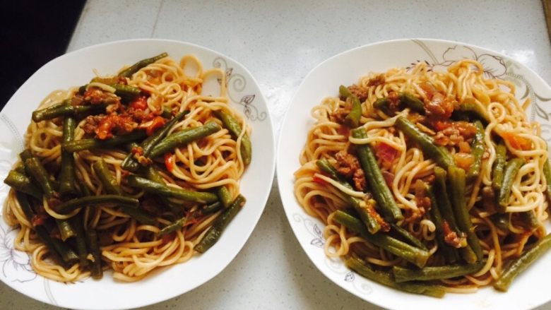 超级下饭的豆角焖饭，爱吃面食的北方人不容错过,我家就两个吃饭的，所以装了两盘，还剩下一份，明天早上配上豆奶粉做早饭！省时省力