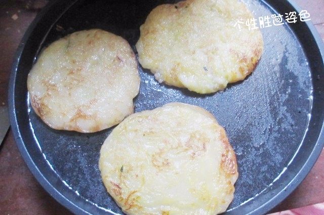 香辣南瓜丝饼,一面凝固后再翻,烙至两面金黄