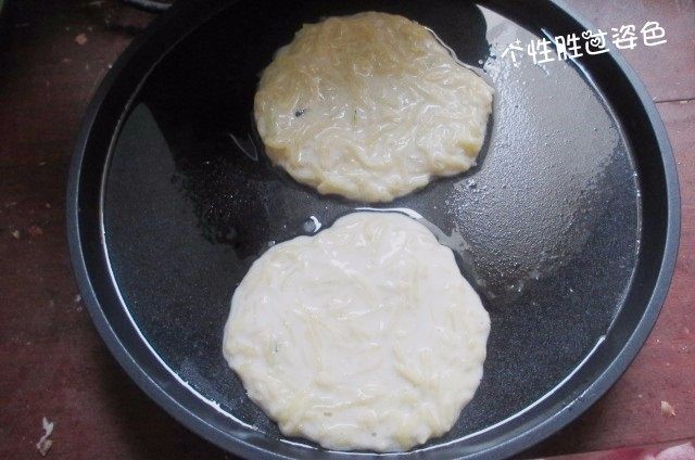 香辣南瓜丝饼,用勺子把面糊摊成饼