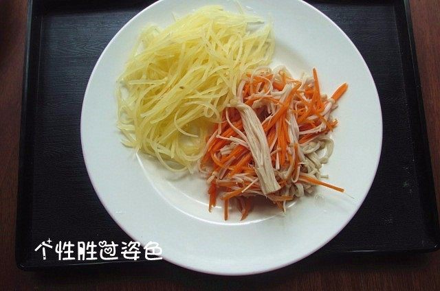 凉菜四拼盘,土豆切丝、金针菇、胡萝卜丝全部绰热水,熟了即可捞出让如冰水中,备用