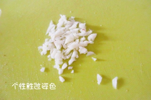 凉菜四拼盘,蒜切成蒜末